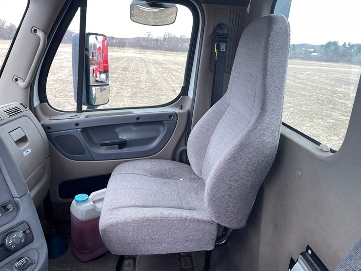 #114-•-2017-freightliner-single-axle-day-cab-semi-tractor-(has-wi-title)-image-71