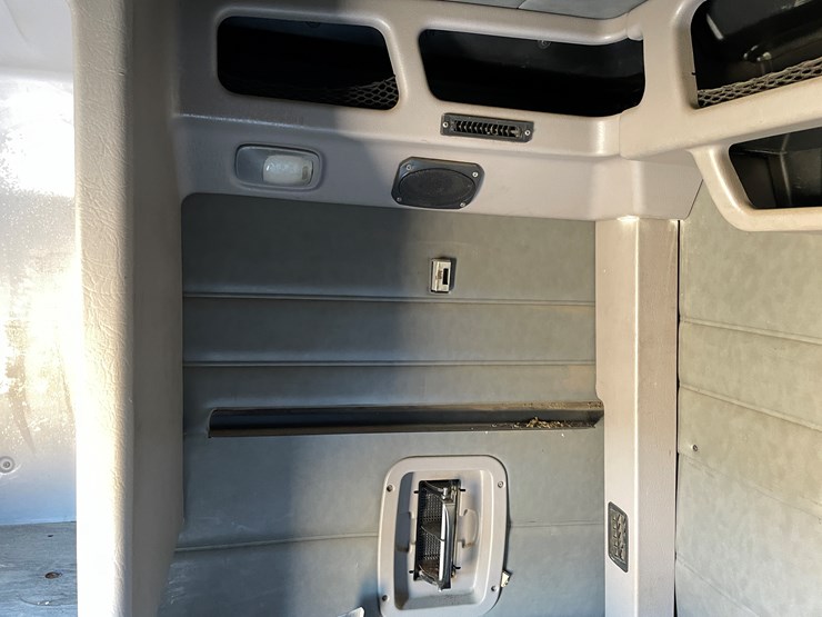 #3937-•-semi-sleeper-cab-image-14