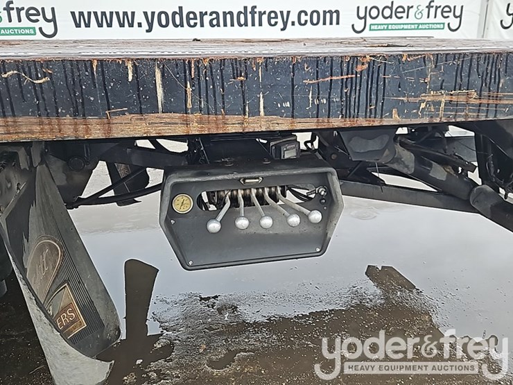 2016-peterbilt-348-image-16