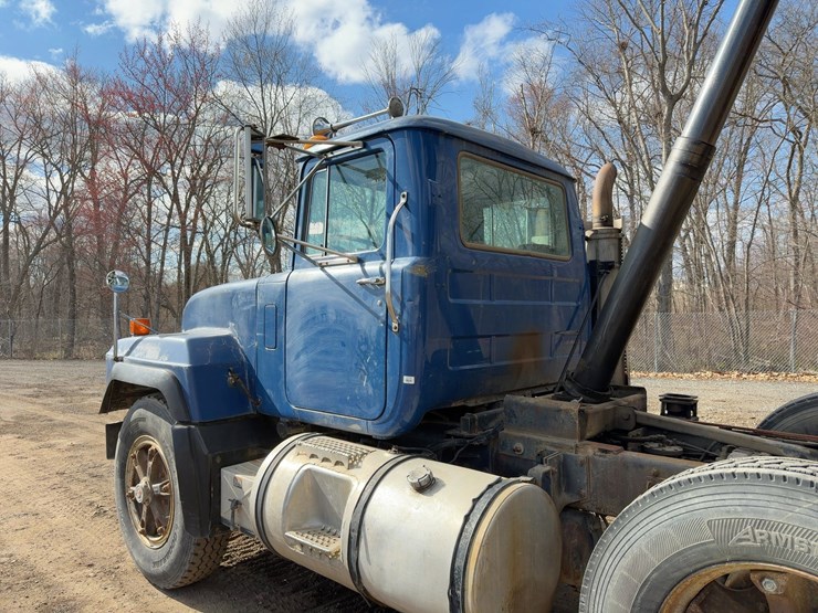 1998-mack-rd690s-image-14