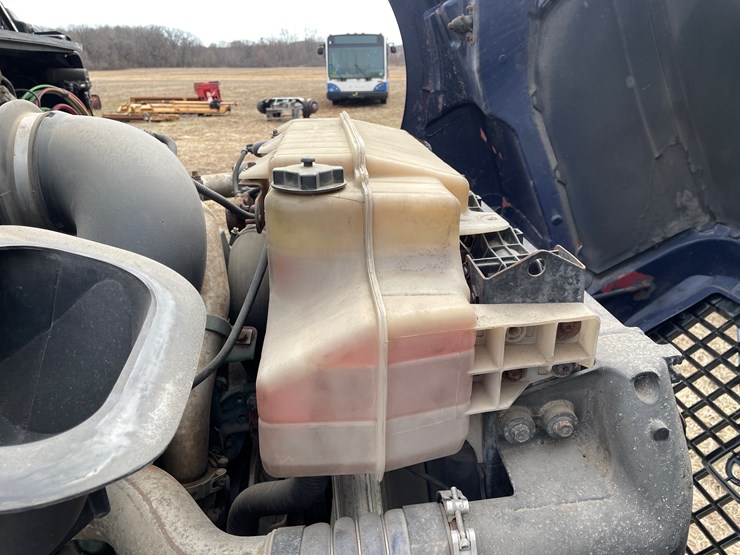 #117-•-2009-volvo-day-cab-semi-tractor-(has-wi-title)-image-63