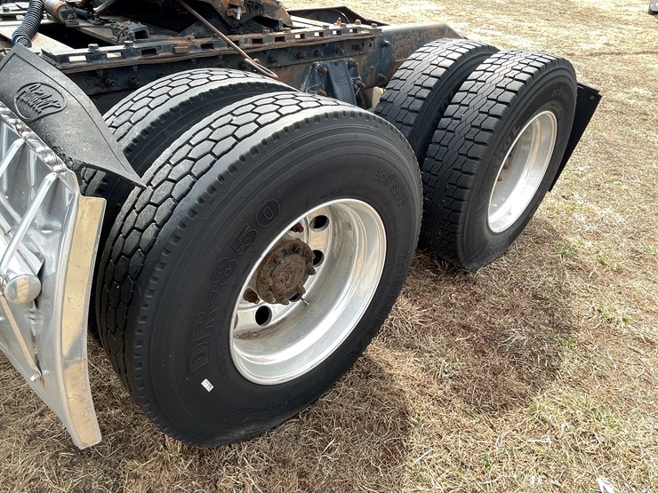 1999-peterbilt-377-image-22