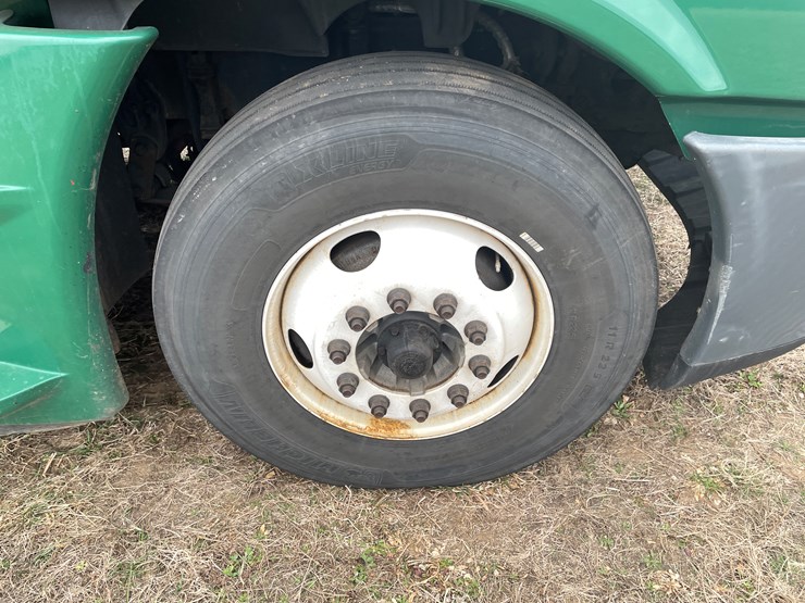 #114-•-2017-freightliner-single-axle-day-cab-semi-tractor-(has-wi-title)-image-15