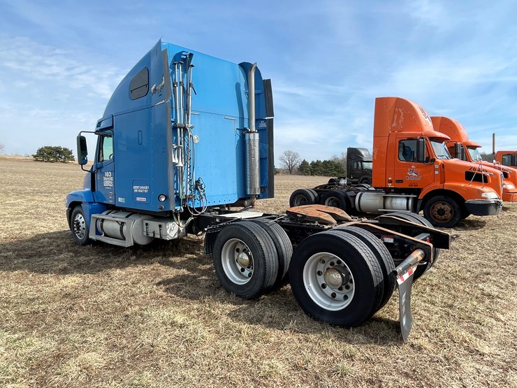 #134-•-2001-freightliner-century-class-sleeper-cab-semi-tractor-(has-wi-title)-(non-runner)-image-8