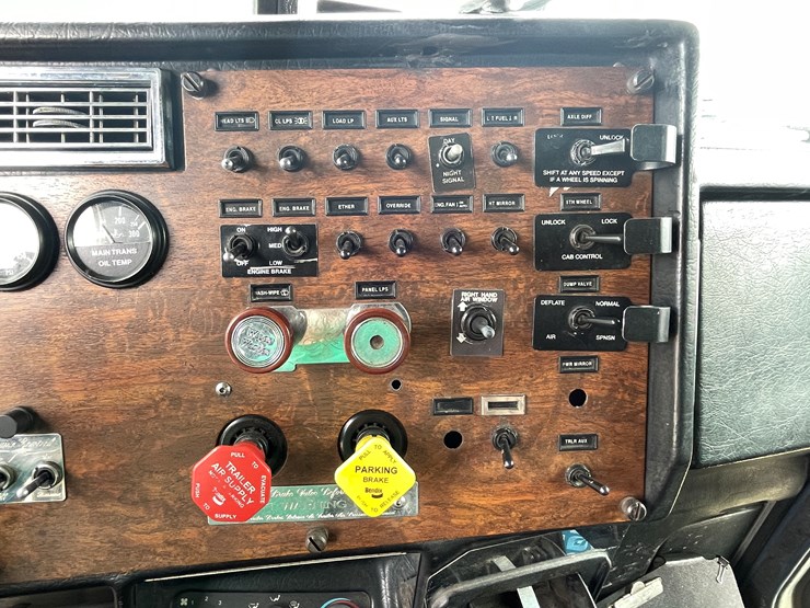 1999-peterbilt-377-image-69