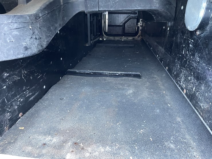 #3937-•-semi-sleeper-cab-image-28