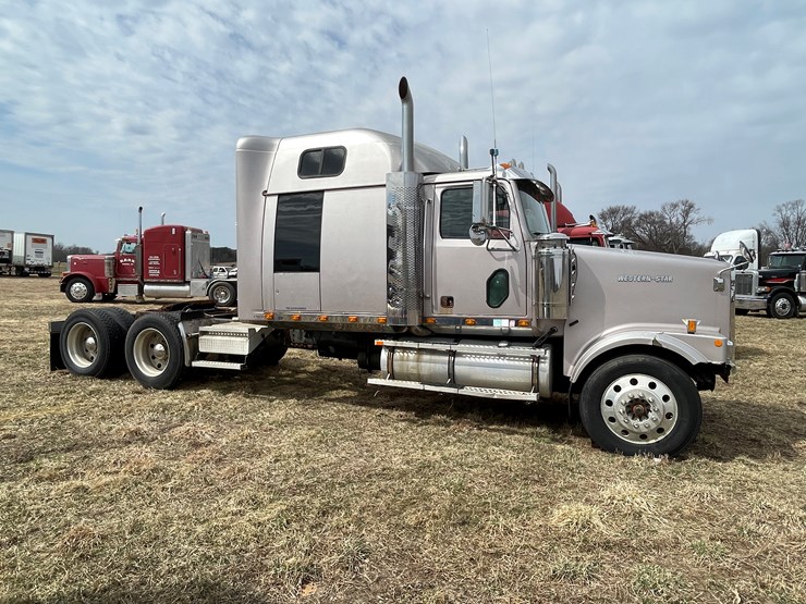 #128-•-2003-western-star-sleeper-cab-semi-tractor-(has-wi-title)-(non-runner)-image-4