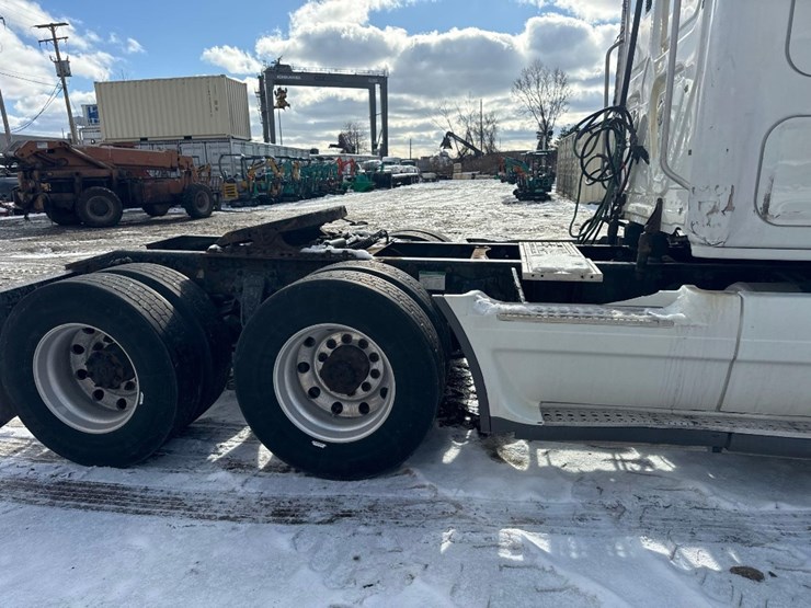 2011-freightliner-cascadia-125-image-5