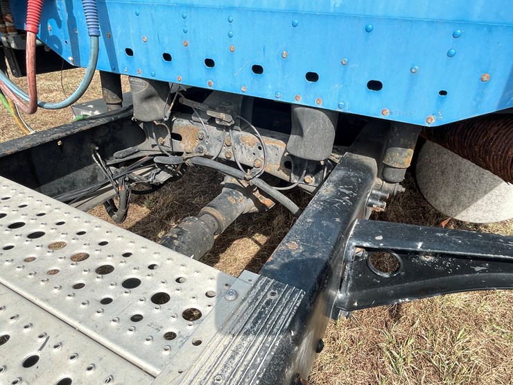 #134-•-2001-freightliner-century-class-sleeper-cab-semi-tractor-(has-wi-title)-(non-runner)-image-44