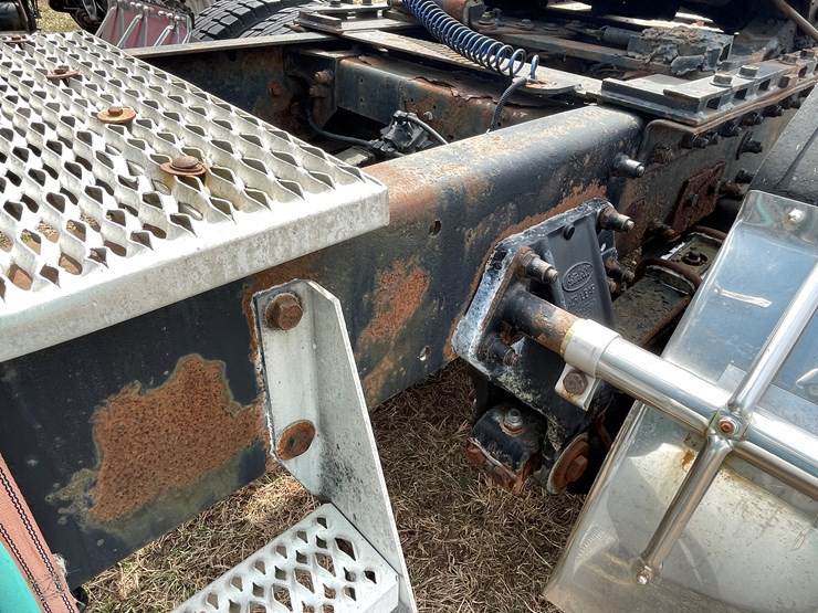 1999-peterbilt-377-image-19