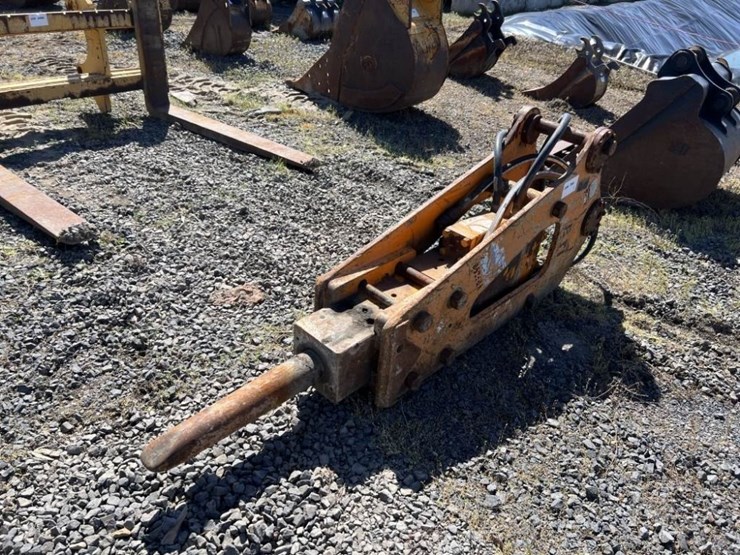 bti-tb6250a-hydraulic-breaker-image-1