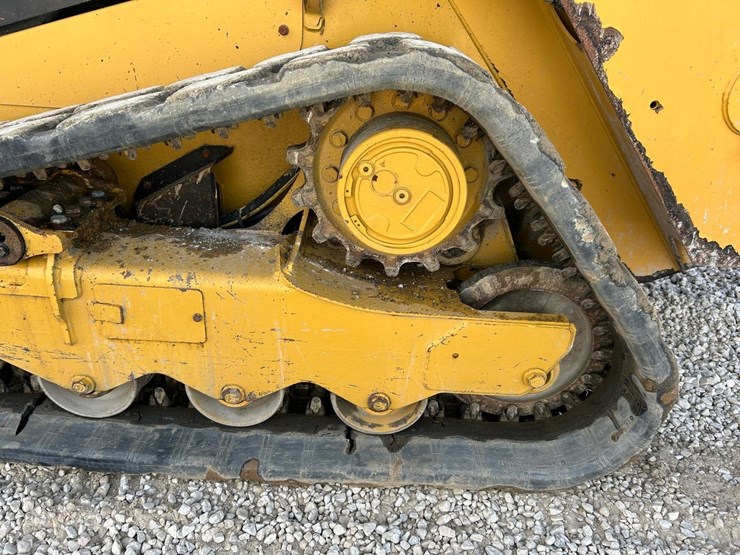2015-caterpillar-259d-image-18