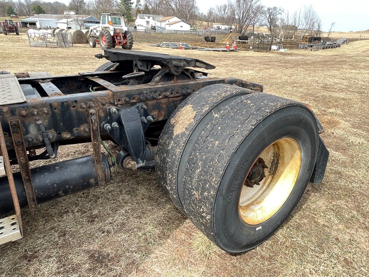 #113-•-2017-freightliner-single-axle-day-cab-semi-tractor-(has-wi-title)-image-19