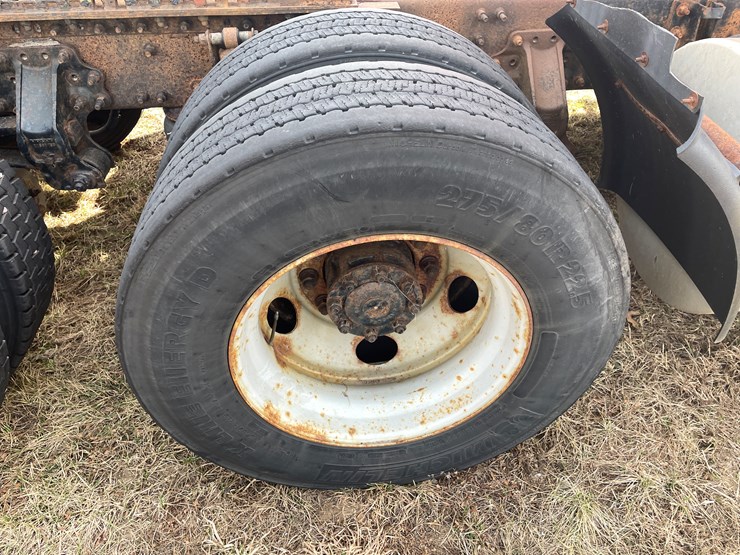 #123-•-2006-volvo-day-cab-semi-tractor-(has-wi-title)-image-34