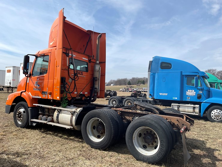 #123-•-2006-volvo-day-cab-semi-tractor-(has-wi-title)-image-6