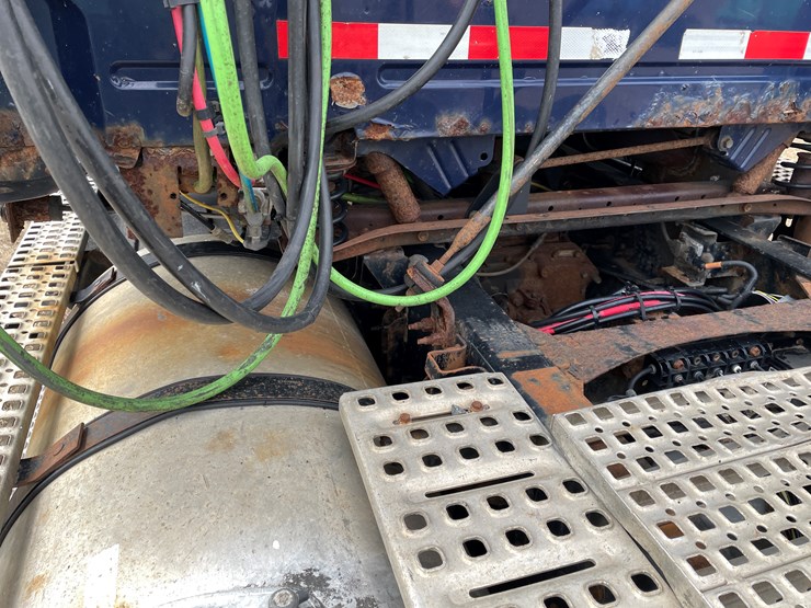 #117-•-2009-volvo-day-cab-semi-tractor-(has-wi-title)-image-46