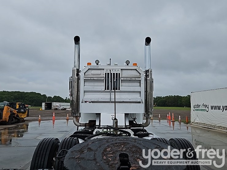 2014-peterbilt-579-image-21