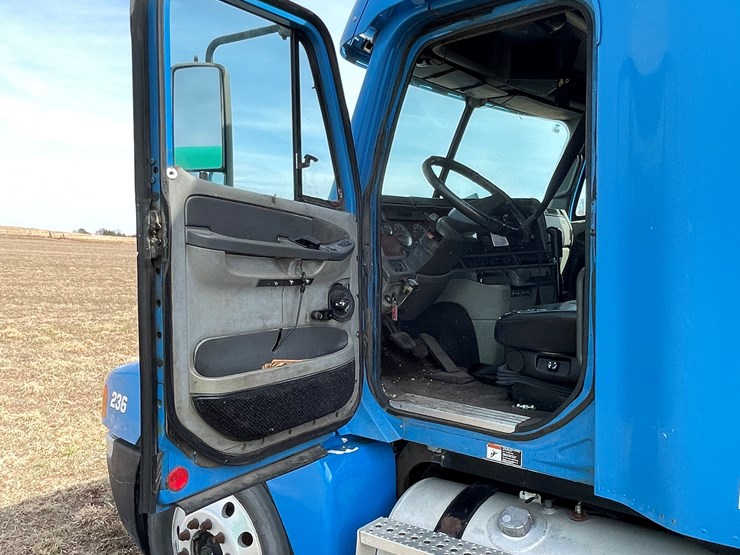 #134-•-2001-freightliner-century-class-sleeper-cab-semi-tractor-(has-wi-title)-(non-runner)-image-67