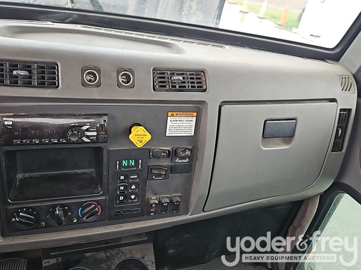 2016-peterbilt-348-image-31