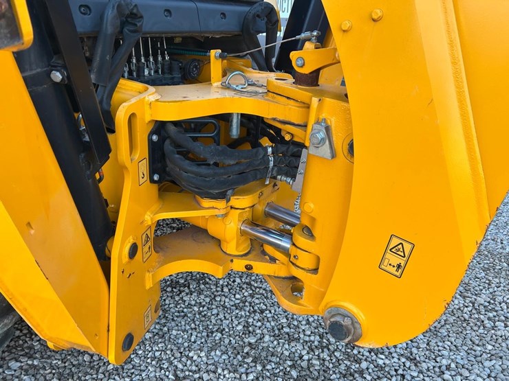 2021-jcb-3cx-image-16