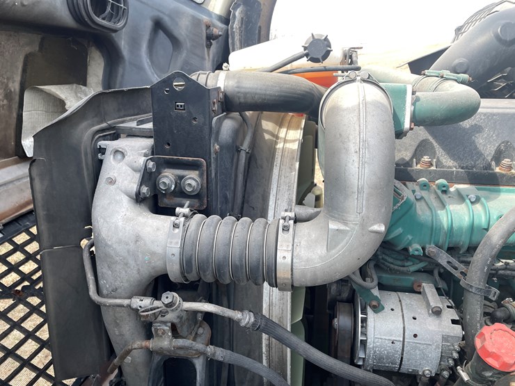 #115-•-2013-volvo-single-axle-day-cab-semi-tractor-(has-wi-title)-image-54