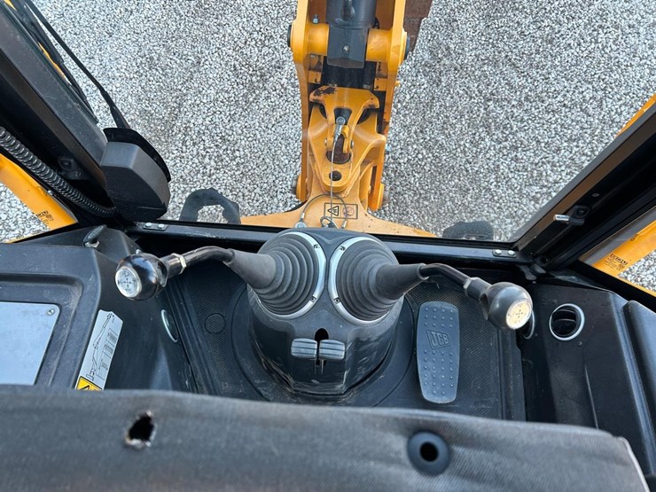 2021-jcb-3cx-image-20
