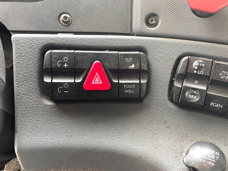 #114-•-2017-freightliner-single-axle-day-cab-semi-tractor-(has-wi-title)-image-78