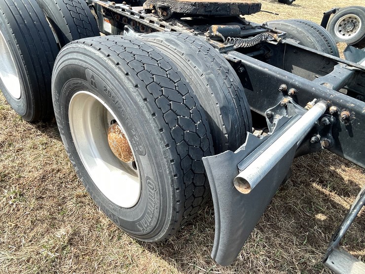 #134-•-2001-freightliner-century-class-sleeper-cab-semi-tractor-(has-wi-title)-(non-runner)-image-40