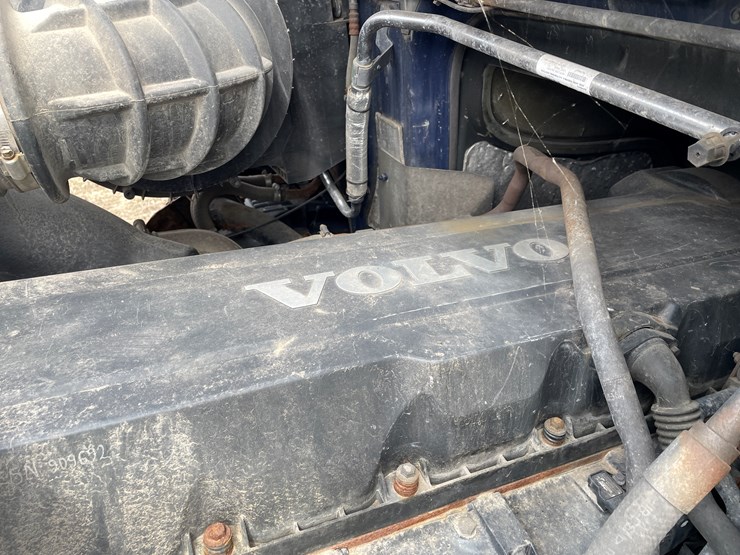 #117-•-2009-volvo-day-cab-semi-tractor-(has-wi-title)-image-57