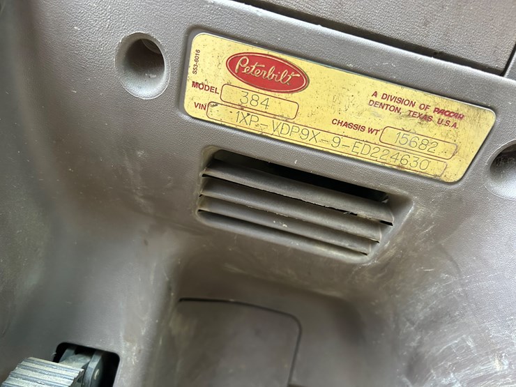 2014-peterbilt-384-image-9