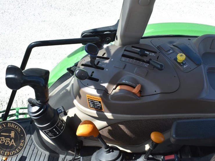 2014-john-deere-6140d-image-43