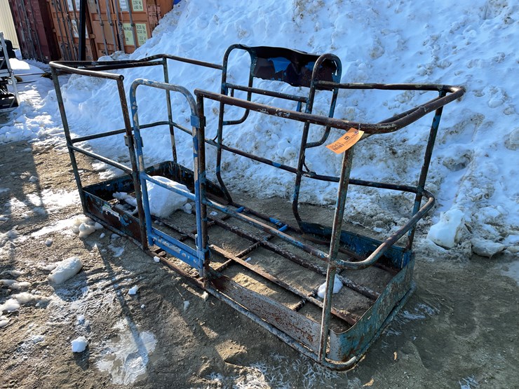 #3943-•-used-man-lift-basket-image-1