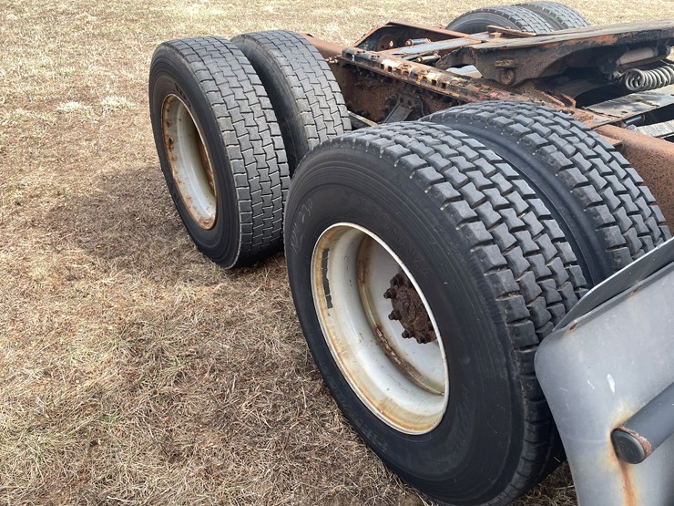 #122-•-2009-volvo-day-cab-semi-tractor-(has-wi-title)-image-28