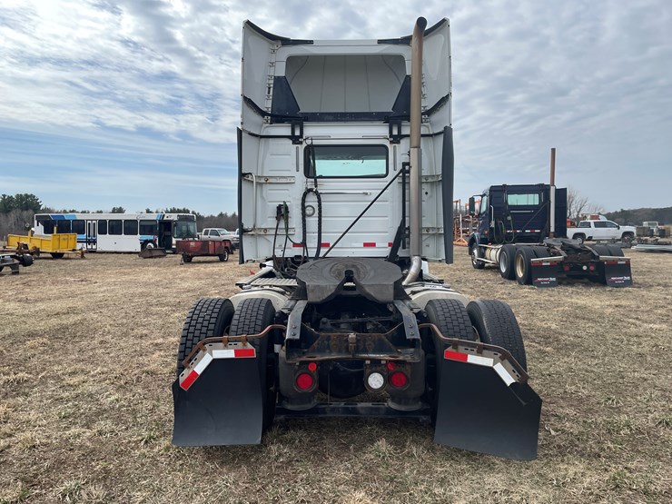 #116-•-2018-volvo-single-axle-day-cab-semi-tractor-(has-wi-title)-image-6