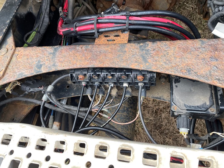 #117-•-2009-volvo-day-cab-semi-tractor-(has-wi-title)-image-28