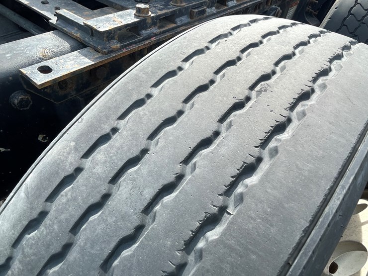 #134-•-2001-freightliner-century-class-sleeper-cab-semi-tractor-(has-wi-title)-(non-runner)-image-24