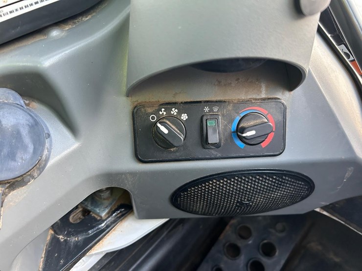 2023-bobcat-t770-image-27
