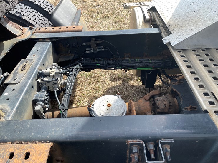 #115-•-2013-volvo-single-axle-day-cab-semi-tractor-(has-wi-title)-image-24
