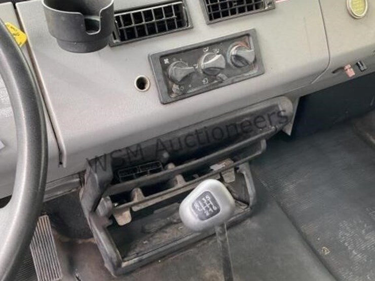 1996-freightliner-fl70-image-22