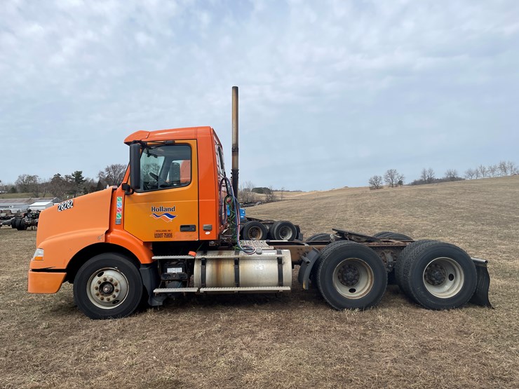 #121-•-2009-volvo-day-cab-semi-tractor-(has-wi-title)-image-8