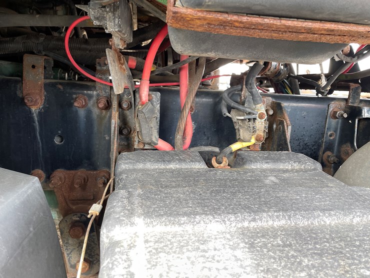 #117-•-2009-volvo-day-cab-semi-tractor-(has-wi-title)-image-48