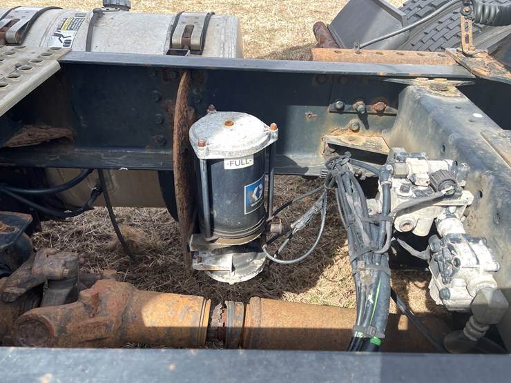 #115-•-2013-volvo-single-axle-day-cab-semi-tractor-(has-wi-title)-image-45