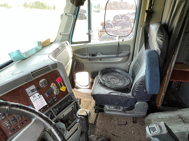#134-•-2001-freightliner-century-class-sleeper-cab-semi-tractor-(has-wi-title)-(non-runner)-image-72