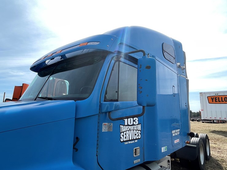 #134-•-2001-freightliner-century-class-sleeper-cab-semi-tractor-(has-wi-title)-(non-runner)-image-13