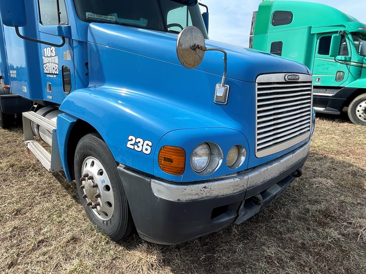 #134-•-2001-freightliner-century-class-sleeper-cab-semi-tractor-(has-wi-title)-(non-runner)-image-50