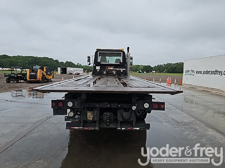 2016-peterbilt-348-image-17