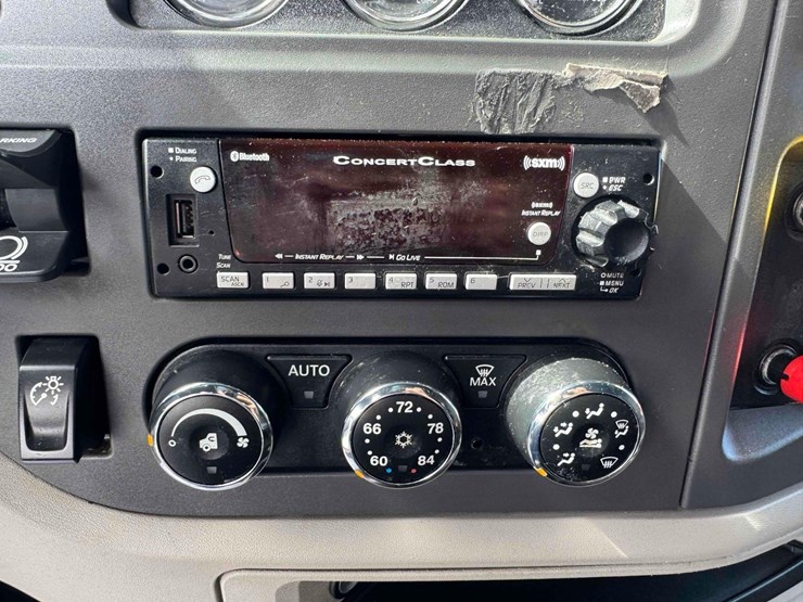 2023-peterbilt-579-image-25