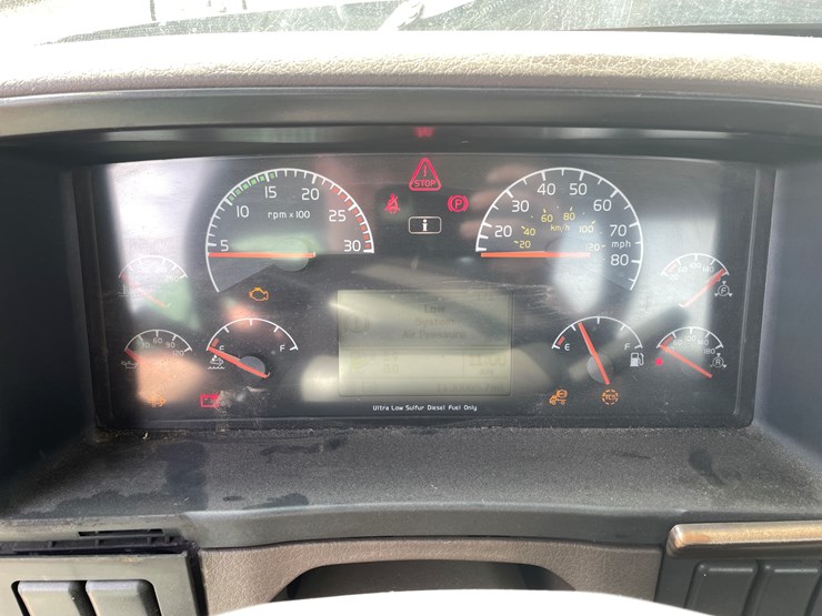 #115-•-2013-volvo-single-axle-day-cab-semi-tractor-(has-wi-title)-image-74