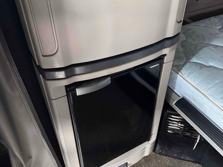 2023-peterbilt-579-image-33