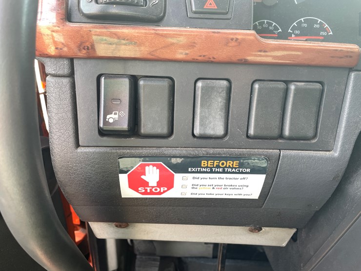 #123-•-2006-volvo-day-cab-semi-tractor-(has-wi-title)-image-91